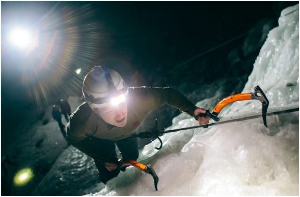 En pannlampa för bergsklättring