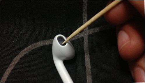 Apple EarPods rengöring med en tandpetare