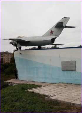 Ett monument över sovjetiska piloter MIG-17PF