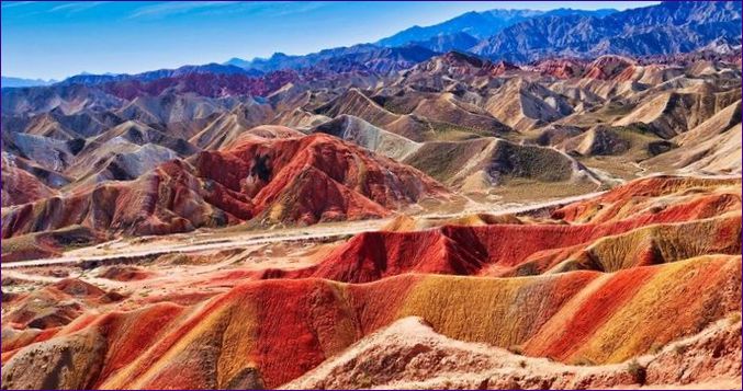 De färgade stenarna i Zhanggye Dangxia, Kina