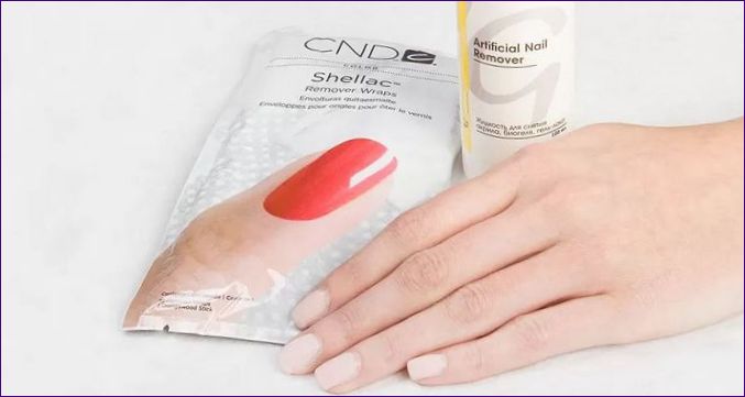 Hur man tar bort shellac med speciella servetter