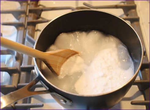 Tvätt med bakpulver (bakpulver och kalcinerad soda): kan jag lägga till det i tvättmaskinen, hur man använder det korrekt?