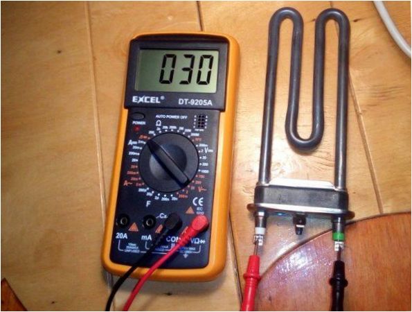 Kontrollera värmeelementet med en multimeter